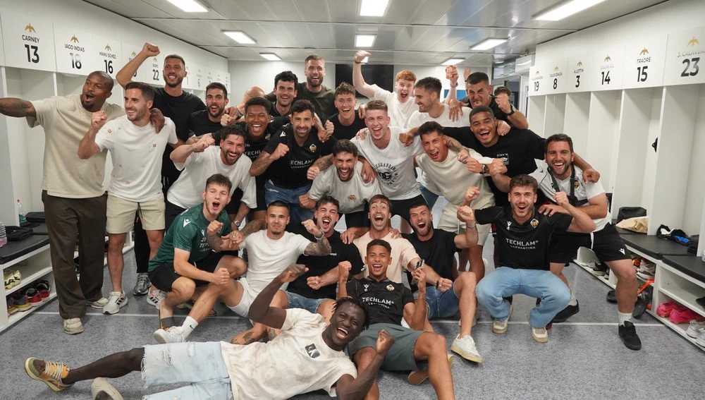 La plantilla celebra el ascenso La plantilla celebra el ascenso
