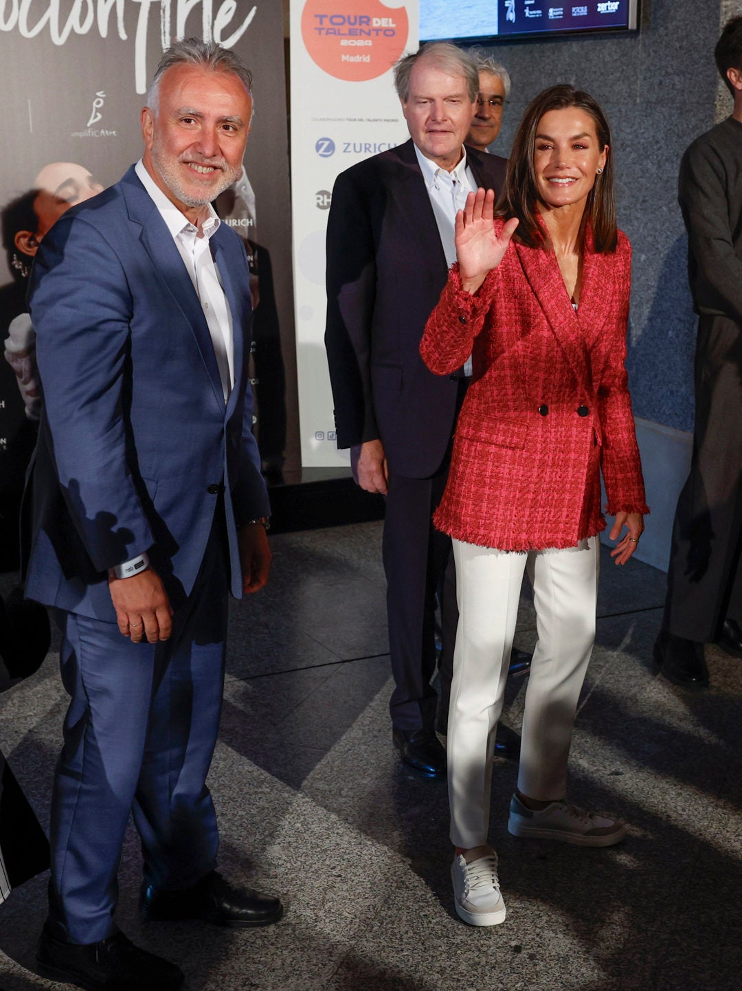 La reina Letizia aparece en zapatillas en un acto tras romperse un dedo del pie derecho La reina Letizia aparece en zapatillas en un acto tras romperse un dedo del pie derecho