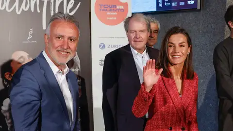 La reina Letizia aparece en zapatillas en un acto tras romperse un dedo del pie derecho La reina Letizia aparece en zapatillas en un acto tras romperse un dedo del pie derecho/ EFE/ J.J. Guillén