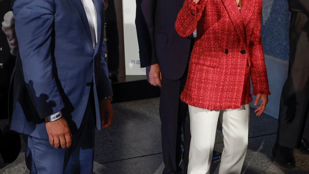 La reina Letizia aparece en zapatillas en un acto tras romperse un dedo del pie derecho La reina Letizia aparece en zapatillas en un acto tras romperse un dedo del pie derecho/ EFE/ J.J. Guillén