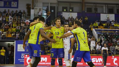 Jugadores del Guaguas Las Palmas celebran un punto en la final contra Soria