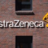 Vista del logo de AstraZeneca en sus oficinas en Hamburgo.