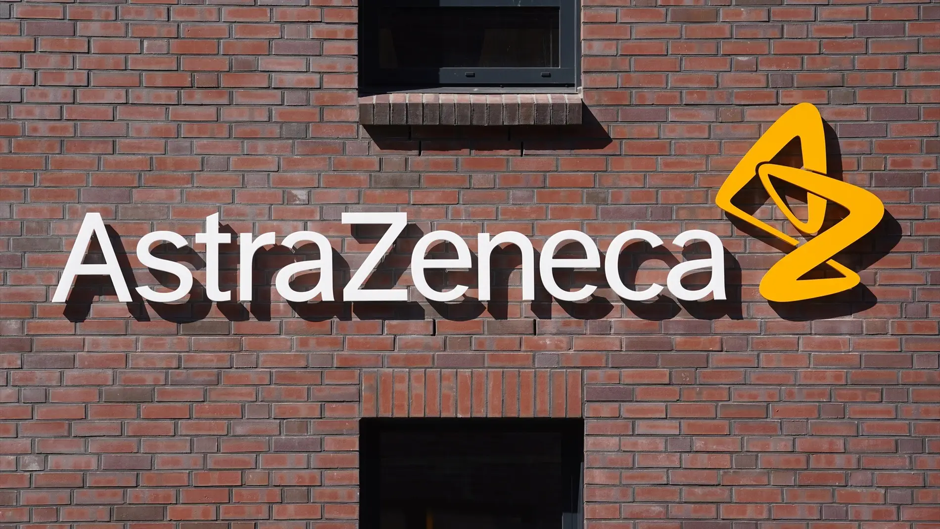 Vista del logo de AstraZeneca en sus oficinas en Hamburgo.