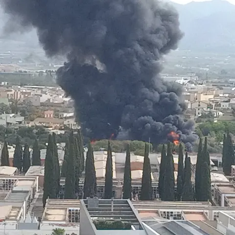 Un incendio en un poblado de chabolas deja una columna de humo negro en Castelló