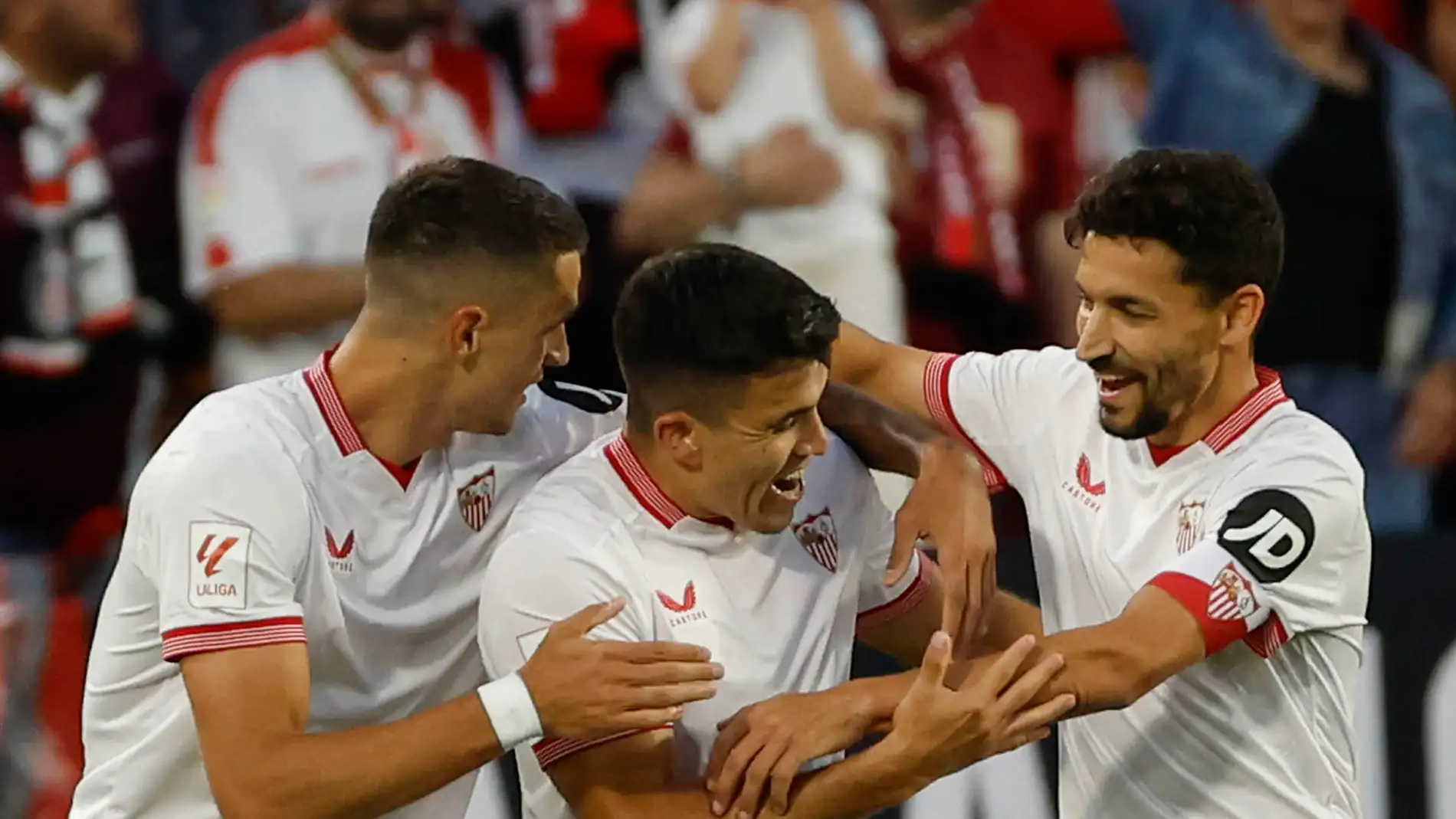 El centrocampista del Sevilla Marcos Acuña (c), celebra con sus compañeros Jesús Navas (d) y Erik Lamela (i) su gol ante el Granada durante el partido de la jornada 34 de LaLiga que estos dos equipos juegan este domingo en el estadio Sánchez Pizjuán.