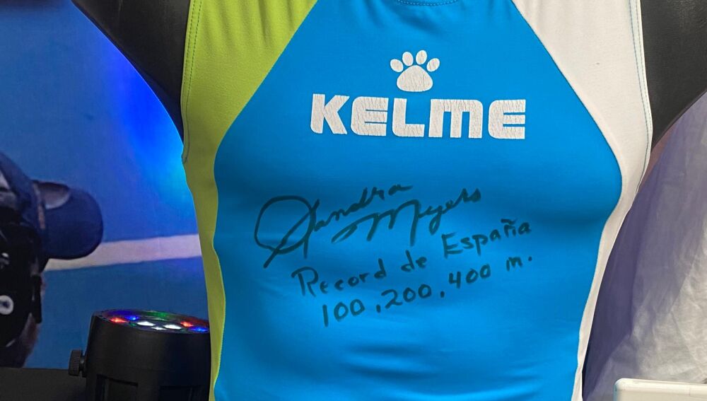 Camiseta firmada por Sandra Myers