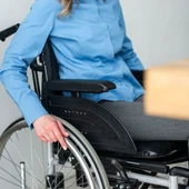 Mujer en silla de ruedas Mujer en silla de ruedas