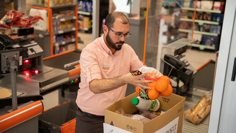 Un trabajador de Consum prepara un lote de alimentos dentro del programa Profit