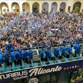 6.000 aficionados celebran el ascenso del Hércules en el Ayuntamiento