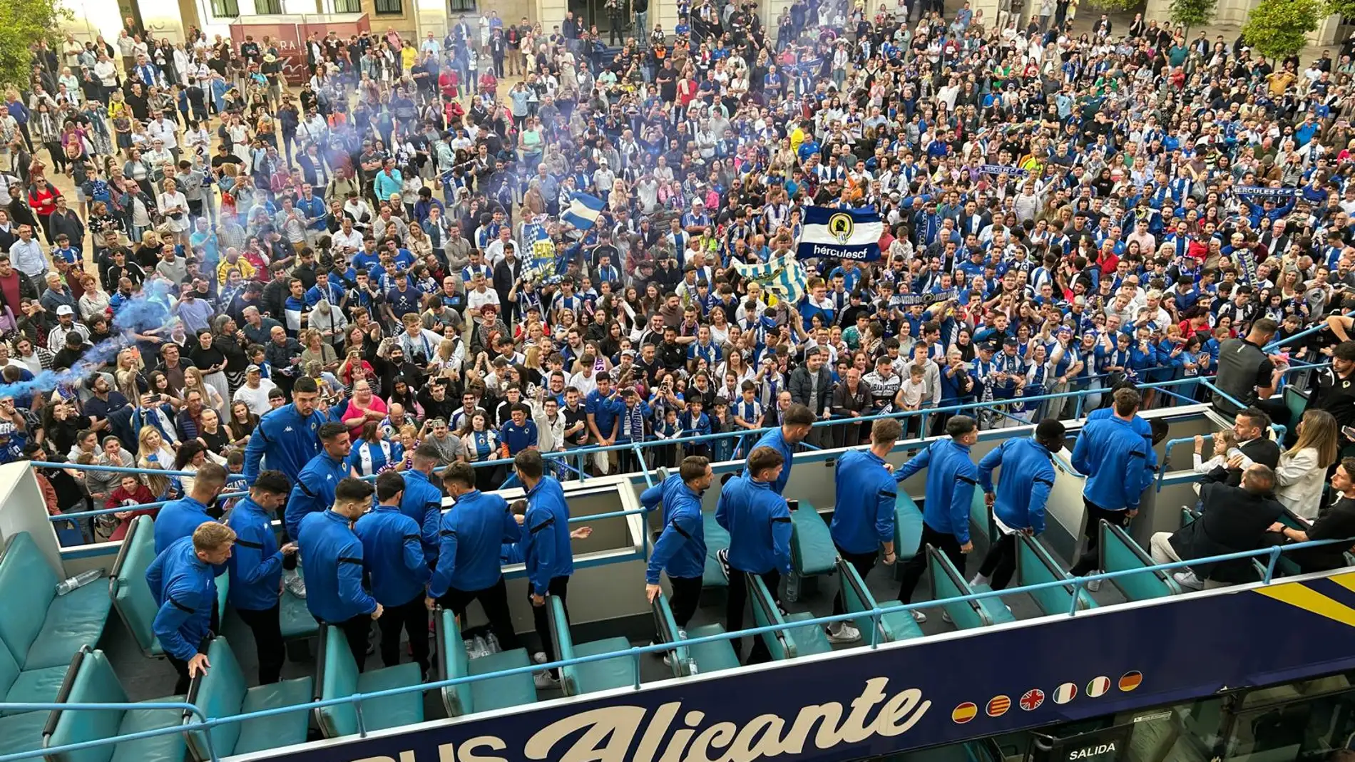6.000 aficionados celebran el ascenso del Hércules en el Ayuntamiento