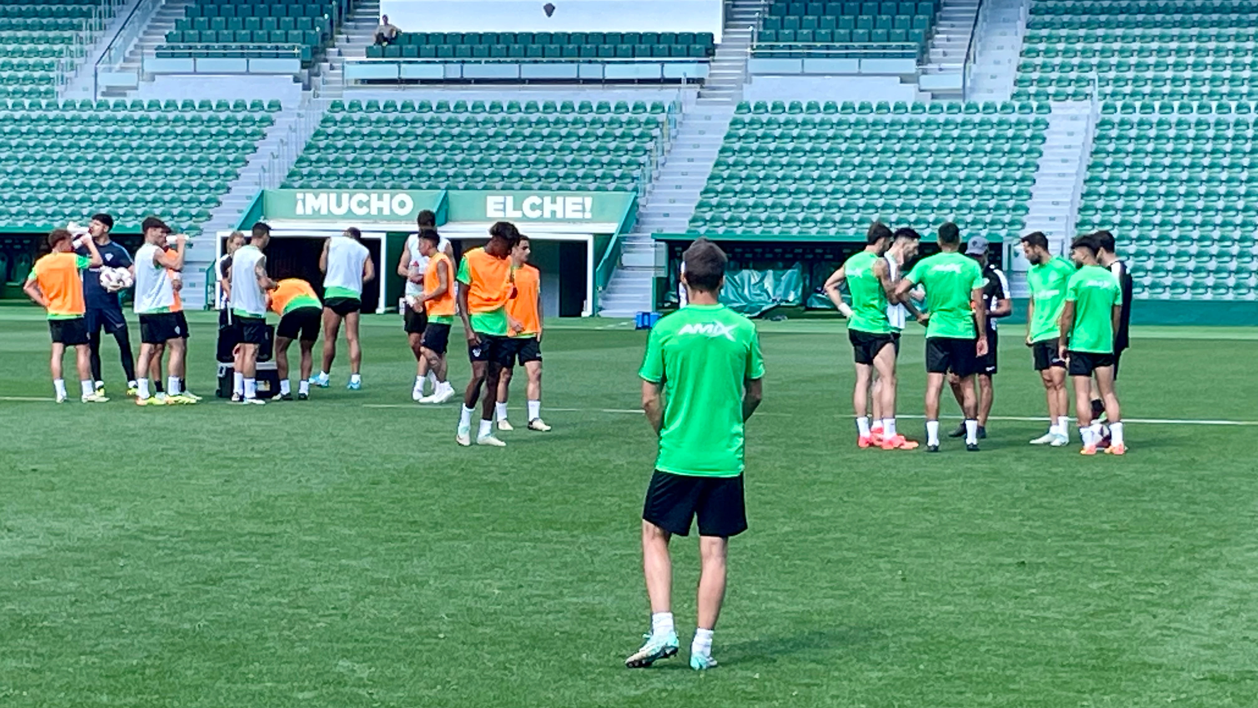 Entrenamiento del Elche CF en el estadio Mart&iacute;nez Valero