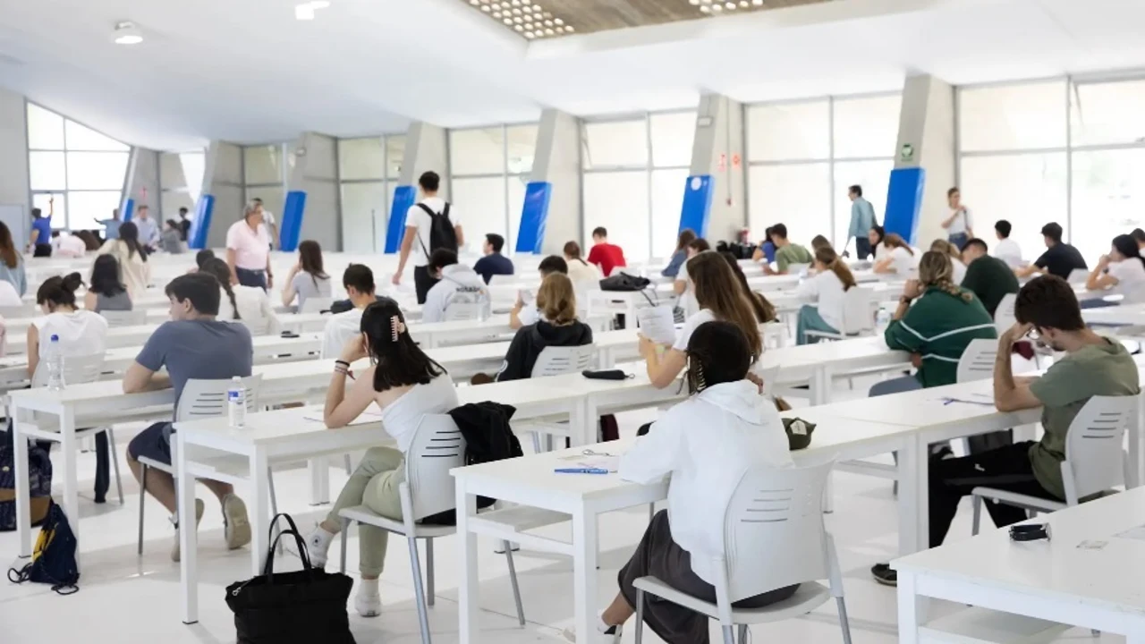Archivo | Estudiantes preparados para realizar exámenes.