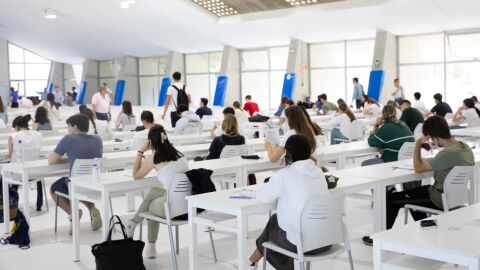 Archivo | Estudiantes preparados para realizar exámenes.