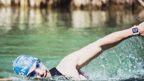 Un nadador se entrena en aguas abiertas en Las Graveras