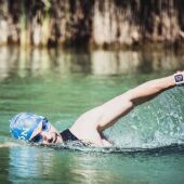 Un nadador se entrena en aguas abiertas en Las Graveras