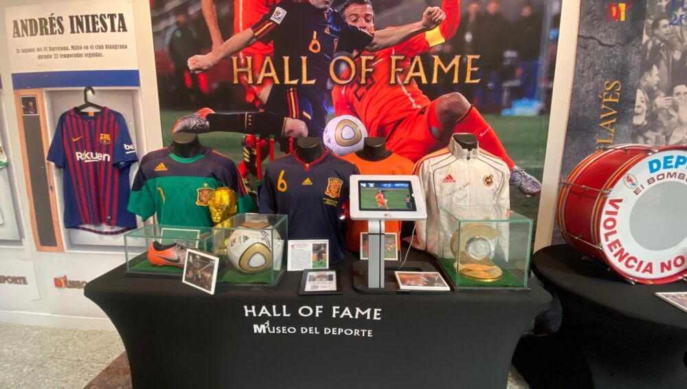 Chándal y trofeo de Vicente del Bosque