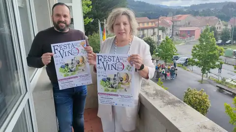 Presentación da Festa do Viño de Vilaboa 2024 O alcalde de Vilaboa co cartaz da festa