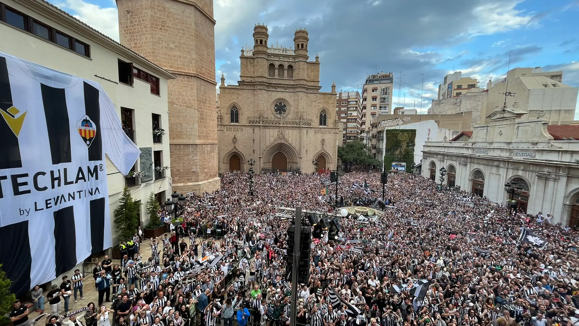 La Plaza Mayor, abarrotada en la fiesta del ascenso del Castellón