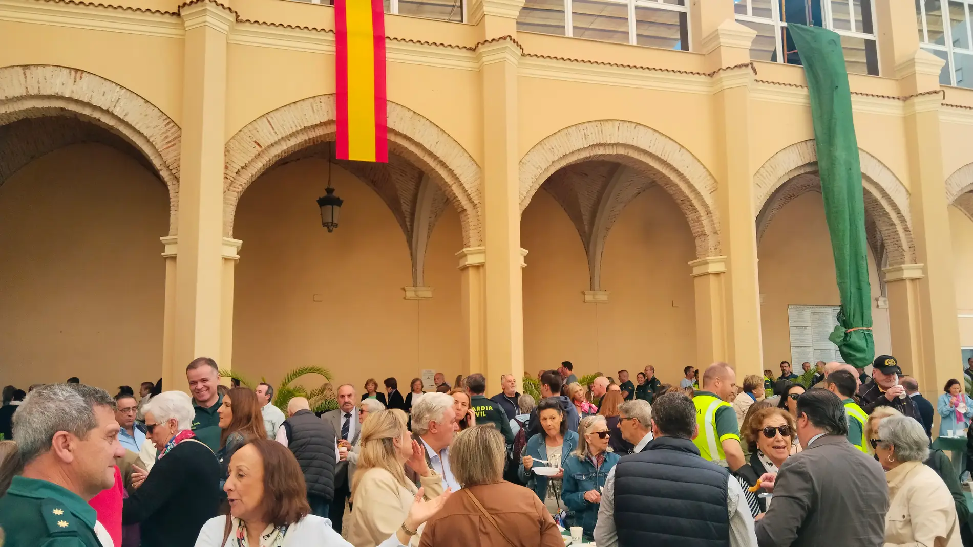 Medio millar de personas participan en un desayuno solidario de la Guardia Civil en Badajoz a favor de AOEX