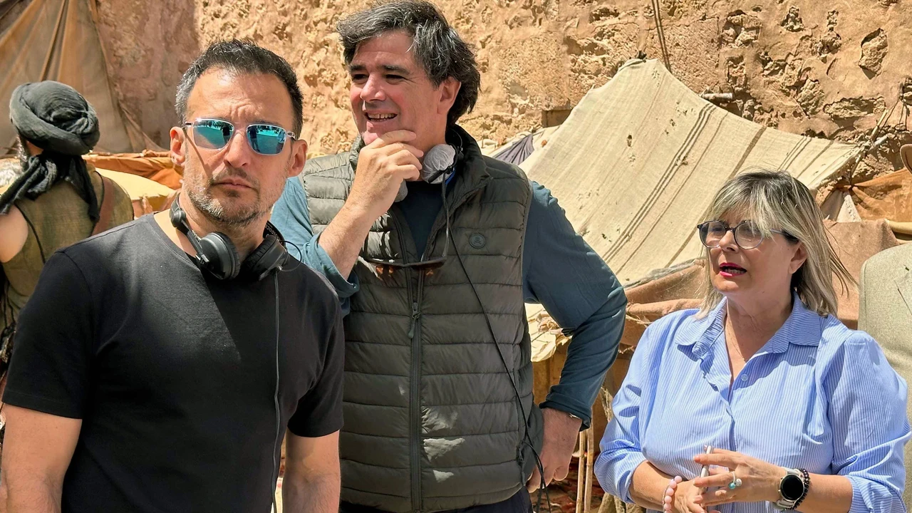 Alejandro Amenábar y la alcaldesa de Santa Pola el último día de rodaje de ‘El cautivo’ en la localidad.
