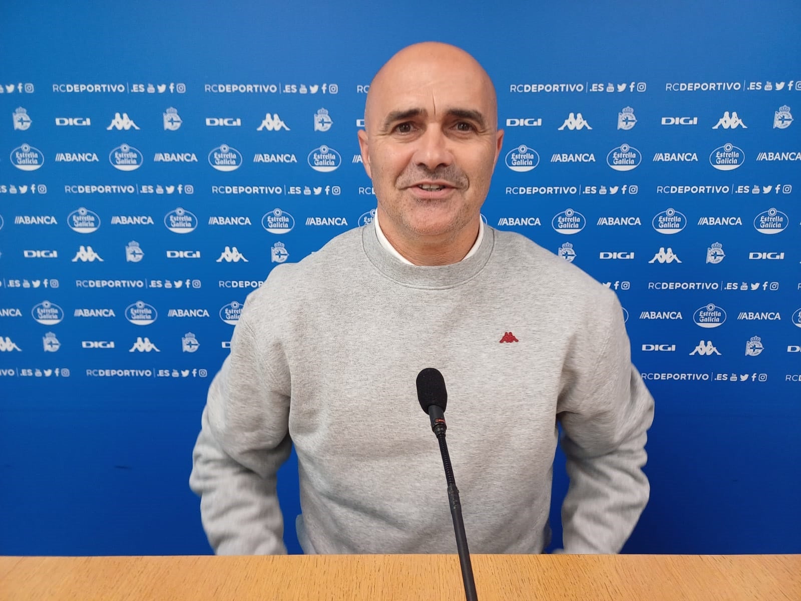 Gilsanz destaca la salvación del Fabril e Idiakez se sienta con los capitanes del Deportivo de cara al trascendental partido ante el Barcelona B Gilsanz destaca la salvación del Fabril e Idiakez se sienta con los capitanes del Deportivo de cara al trascendental partido ante el Barcelona B