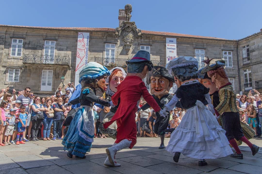 Anxo Martíns, 43 años como cabezudo en Santiago: "los cabezudos es de lo más tradicional de las fiestas compostelanas y mantenemos las coreografías de hace años" Anxo Martíns, 43 años como cabezudo en Santiago: "los cabezudos es de lo más tradicional de las fiestas compostelanas y mantenemos las coreografías de hace años"