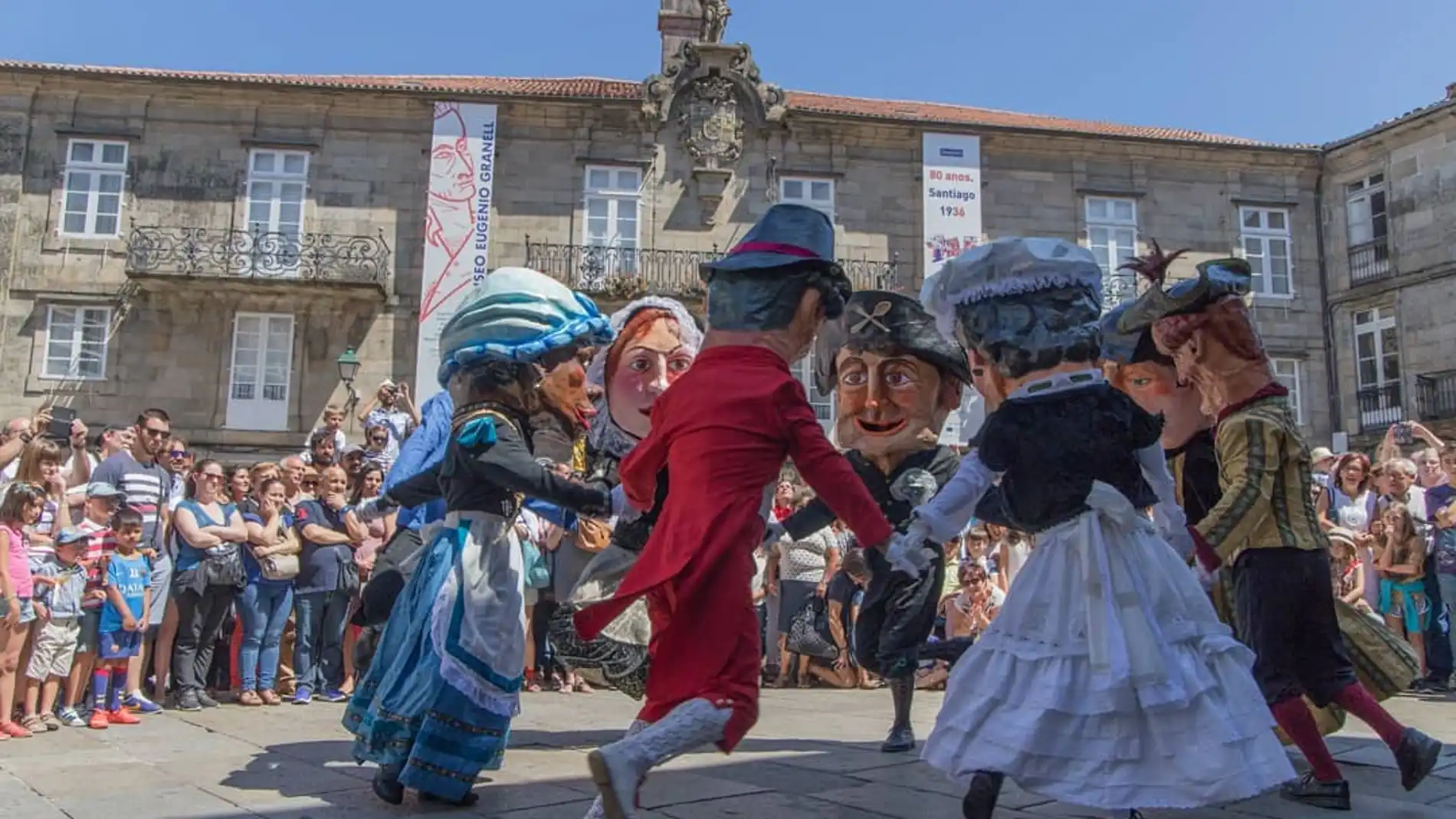 Anxo Martíns, 43 años como cabezudo en Santiago: "los cabezudos es de lo más tradicional de las fiestas compostelanas y mantenemos las coreografías de hace años" 