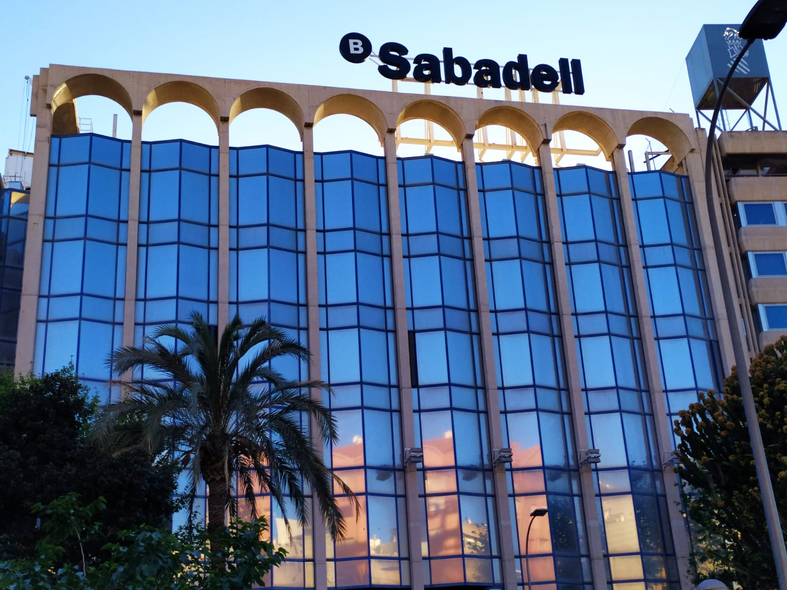 Empresarios y políticos no comparten pero respetan la decisión del Sabadell de volver a Cataluña Empresarios y políticos no comparten pero respetan la decisión del Sabadell de volver a Cataluña
