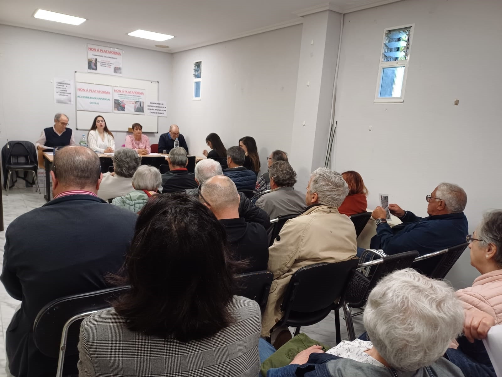 Los vecinos de las casas de Franco presentan un informe de Industria que avala la cota cero en la reforma de la plaza Los vecinos de las casas de Franco presentan un informe de Industria que avala la cota cero en la reforma de la plaza