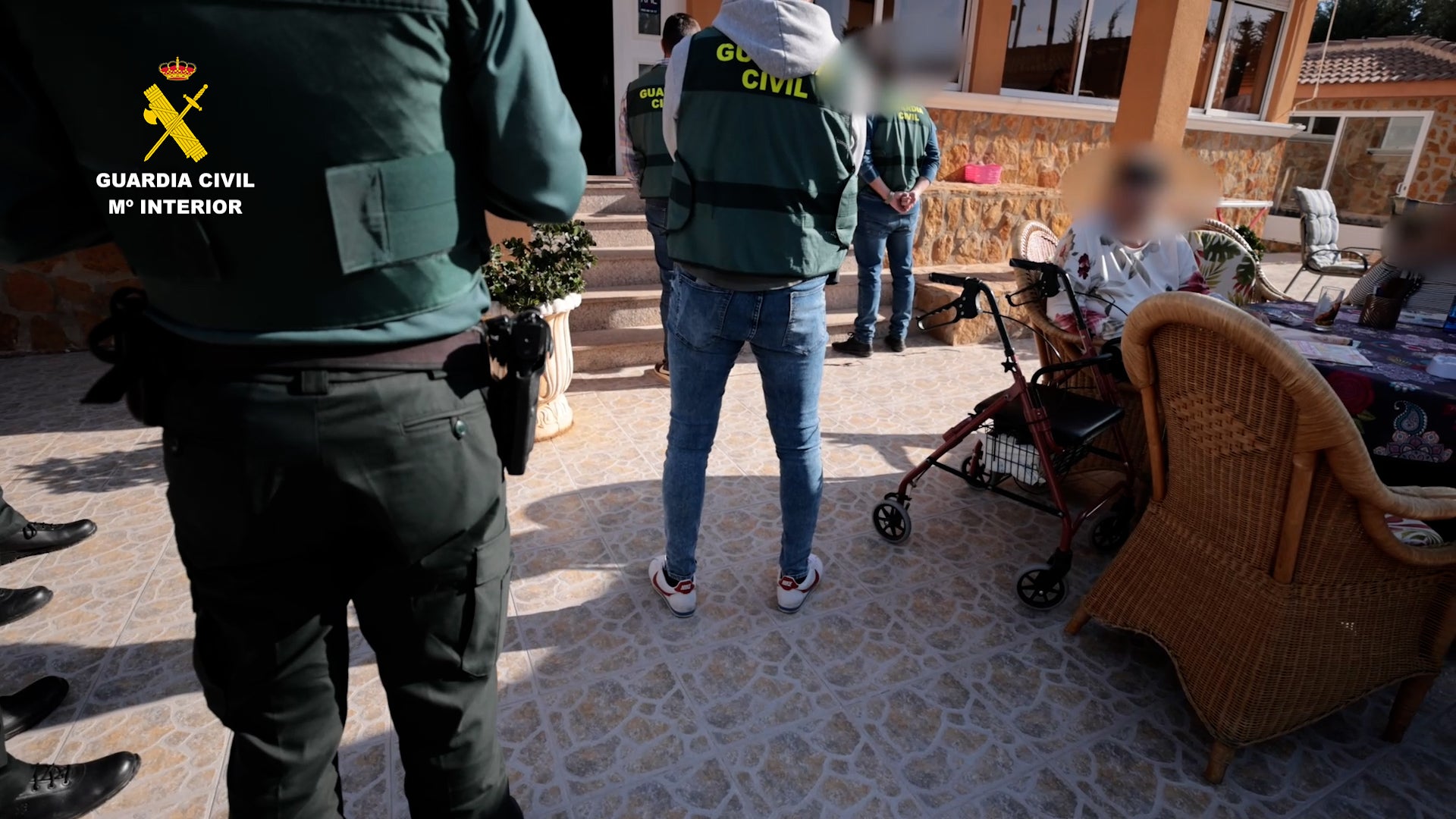 La Guardia Civil destapa una residencia de mayores clandestina en un chalet de la Vega Baja La Guardia Civil destapa una residencia de mayores clandestina en un chalet de la Vega Baja