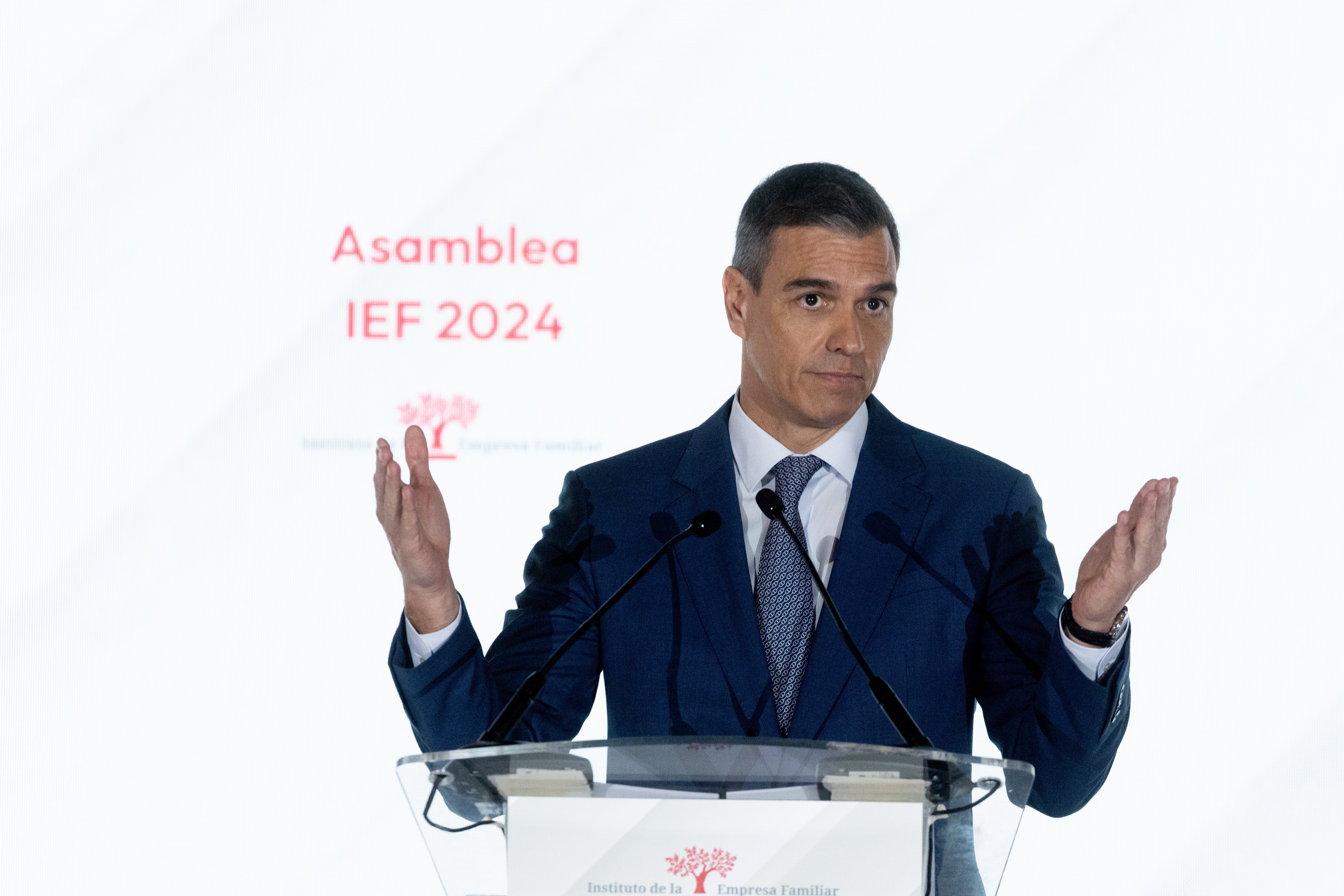 Sánchez pide a los empresarios subir el sueldo a los trabajadores y que ayuden a "defender la democracia" Sánchez pide a los empresarios subir el sueldo a los trabajadores y que ayuden a "defender la democracia"
