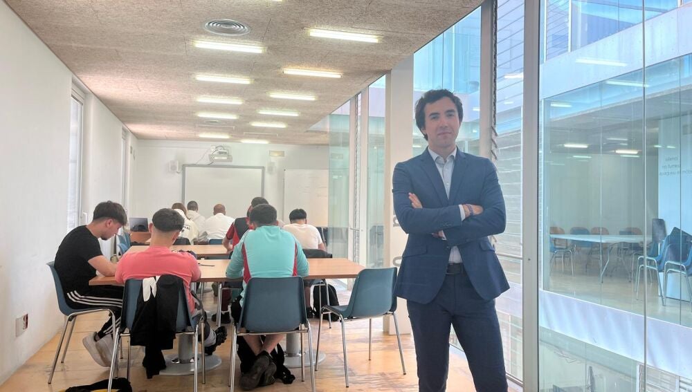 El edil de Juventud de Villajoyosa en la sala de estudio