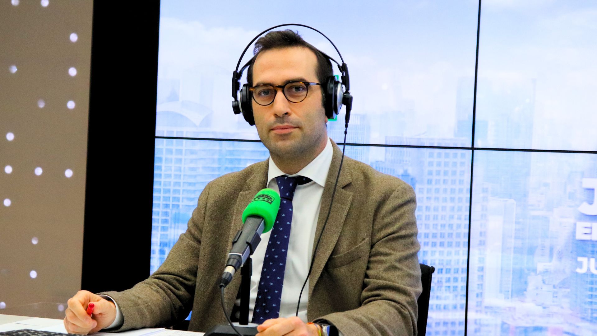 Carlos Cuerpo marca distancias con Bustinduy: "Las empresas españolas son perfectamente conocedoras de sus obligaciones" Carlos Cuerpo marca distancias con Bustinduy: "Las empresas españolas son perfectamente conocedoras de sus obligaciones"