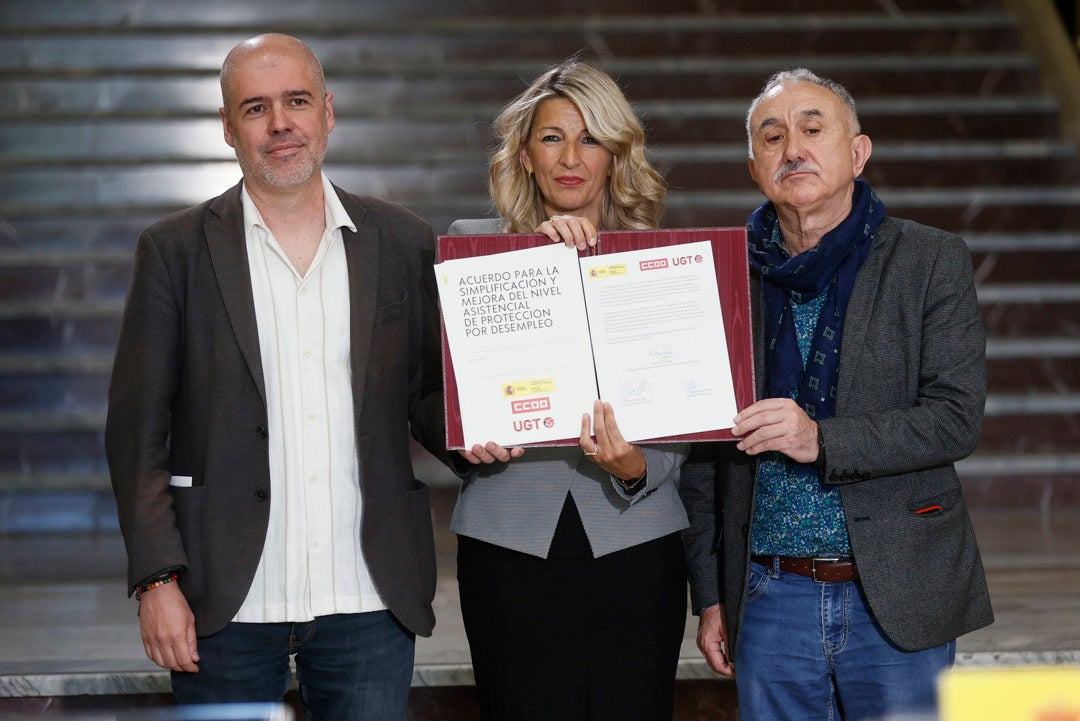 Díaz firma con CCOO y UGT la reforma del subsidio de paro y avisa: "No es ninguna paguita, es un derecho" Díaz firma con CCOO y UGT la reforma del subsidio de paro y avisa: "No es ninguna paguita, es un derecho"