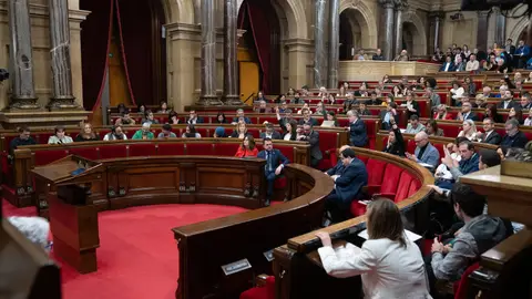 Elecciones Cataluña 2024 | ¿Cómo son elegidos los representantes y cuántos diputados hay en el Parlament? Varios parlamentarios votan durante una sesión plenaria, en el Parlament, a 7 de marzo de 2024, en Barcelona, Catalunya (España) DAVID ZORRAKINO / EUROPA PRESS (Foto de ARCHIVO) 01/01/1970