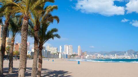 Benidorm decorar&aacute; 80 papeleras de sus playas con las ilustraciones de los artistas participantes en la I Jornada de Arte Urbano