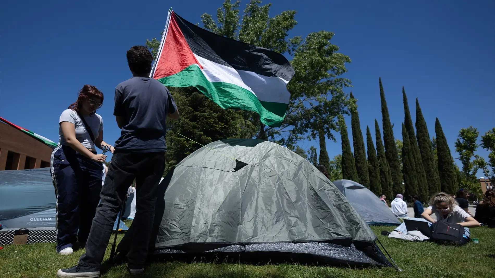 Estudiantes en la acampada pro Palestina en Madrid