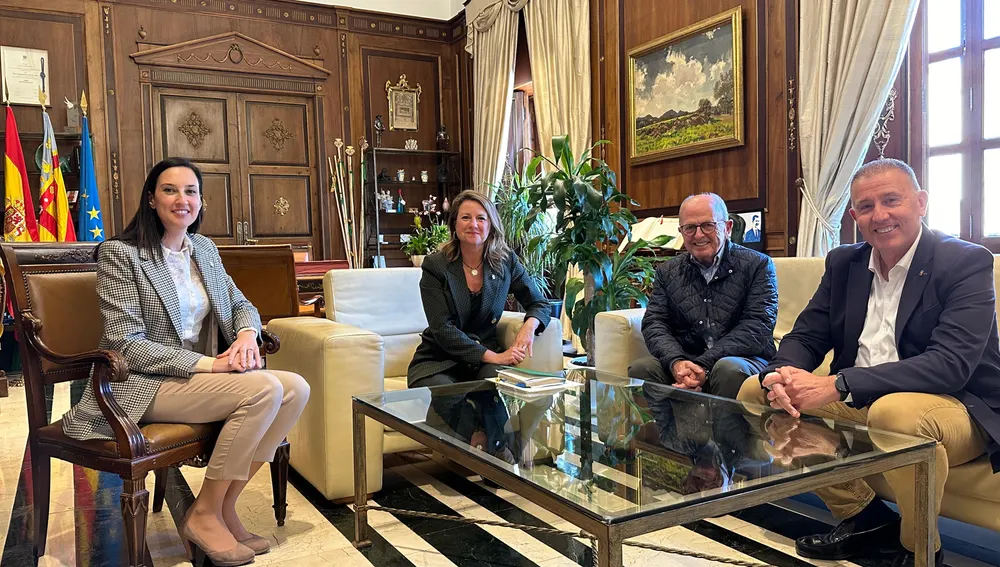 - La alcaldesa de Castellón, Begoña Carrasco, ha recibido al filólogo y catedrático emérito de Literatura Española de la UJI, Santiago Fortuño