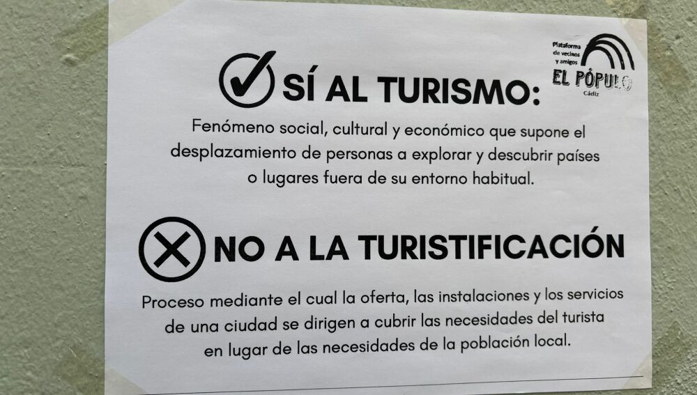 Carteles en el barrio de El Pópulo, en Cádiz