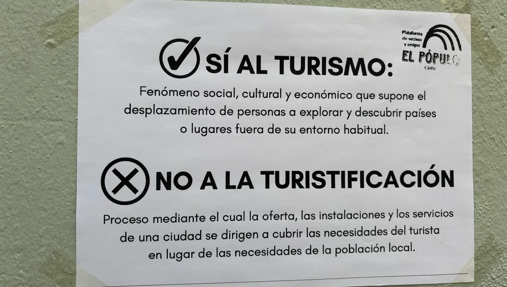 Carteles en el barrio de El Pópulo, en Cádiz Carteles en el barrio de El Pópulo, en Cádiz