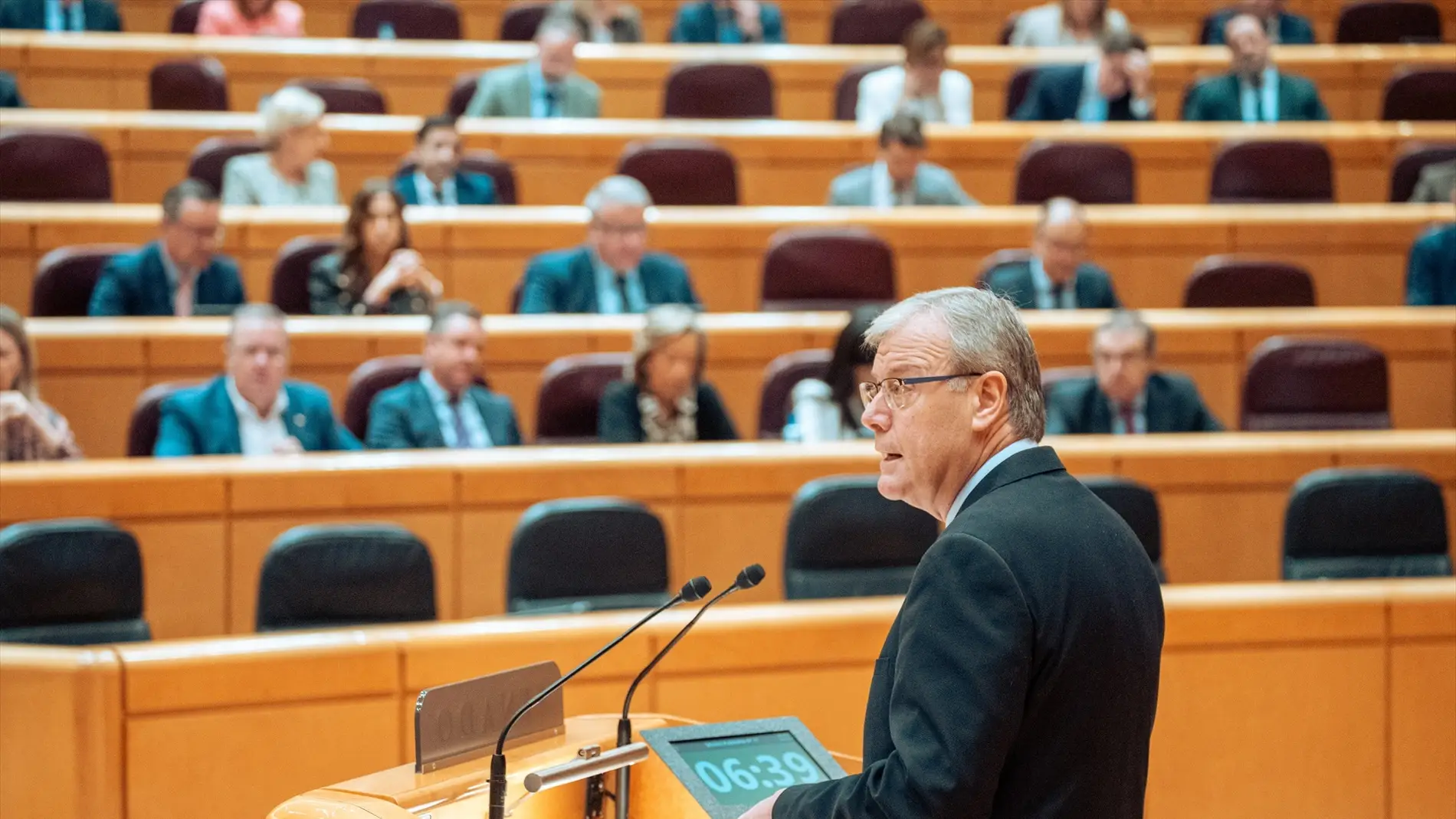 El senador del PP, Antonio Silván, interviene durante una sesión plenaria en el Senado
