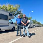 Los inquilinos de caravanas, Pep de las Heras, de 78 años, y Javier Gonzáles, de 67 años, en Son Güells (Palma). 