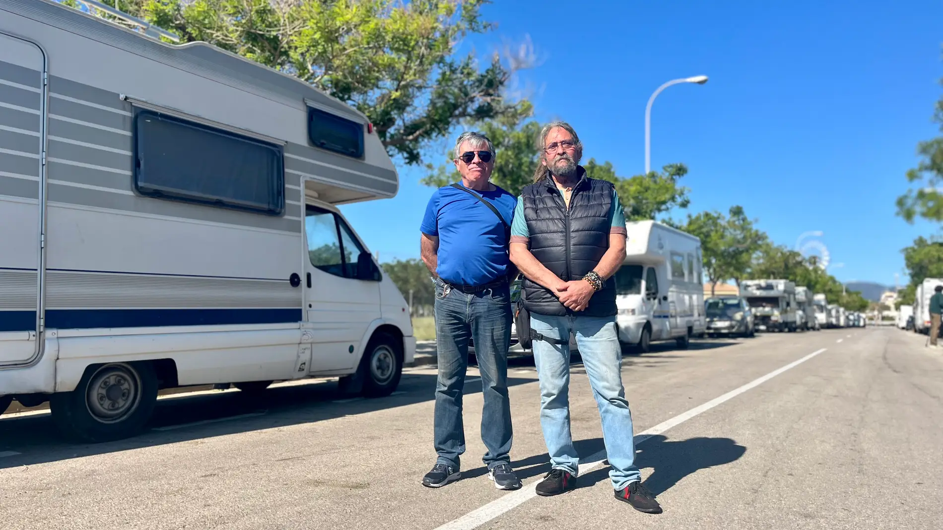 Los inquilinos de caravanas, Pep de las Heras, de 78 años, y Javier Gonzáles, de 67 años, en Son Güells (Palma). 