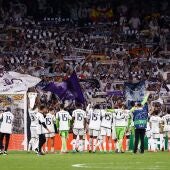 Jugadores del Real Madrid celebran junto a los aficionados el pase a la final de Champions.