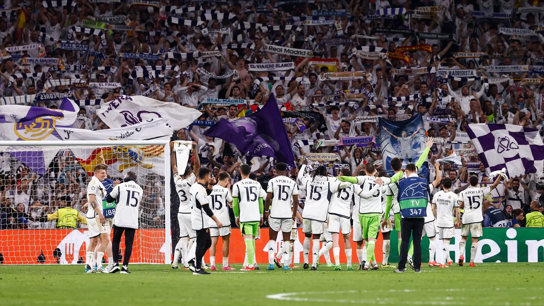 Jugadores del Real Madrid celebran junto a los aficionados el pase a la final de Champions.