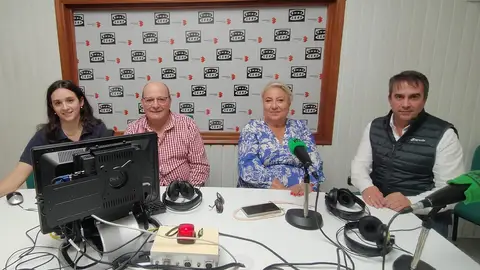 (De izda a dcha) María Ángeles Ruiz, isidro Cidfuentes, Raquel Cruz y Vicente Cruz en las 'Tertulias del Vino' (De izda a dcha) María Ángeles Ruiz, isidro Cidfuentes, Raquel Cruz y Vicente Cruz en las 'Tertulias del Vino'