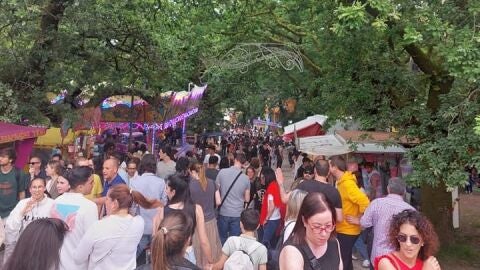 Miles de compostelanos cumplen con la tradición de celebrar el Día de la Ascensión en la feira cabalar y en las casetas del pulpo de la Alameda