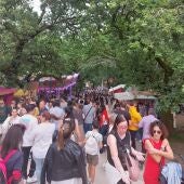 Miles de compostelanos cumplen con la tradición de celebrar el Día de la Ascensión en la feira cabalar y en las casetas del pulpo de la Alameda