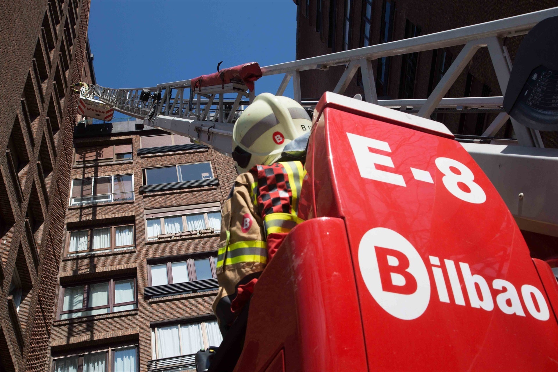 Desalojados y atendidos por inhalación de humo varios vecinos de un edificio de Bilbao por un incendio Desalojados y atendidos por inhalación de humo varios vecinos de un edificio de Bilbao por un incendio