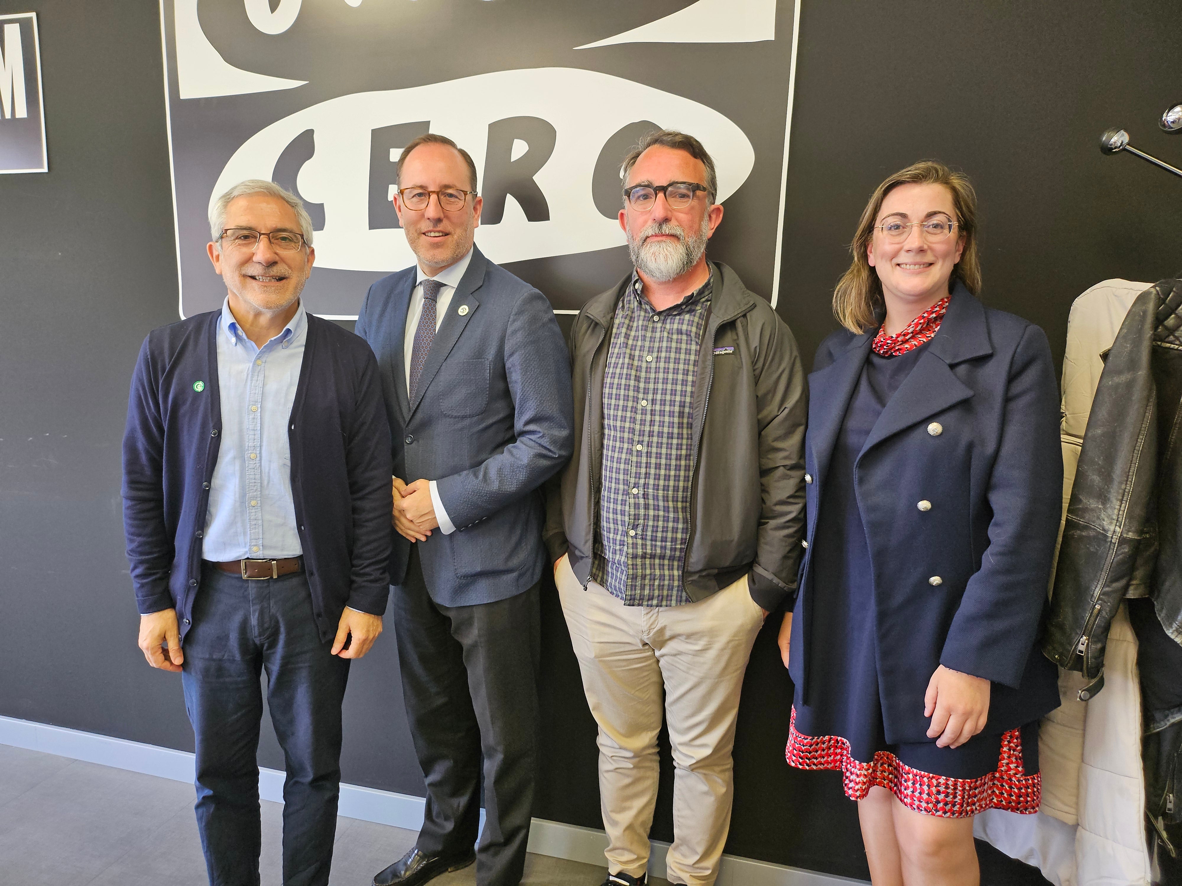 Tertulia con nuestros representantes en el Ayuntamiento de Oviedo Tertulia con nuestros representantes en el Ayuntamiento de Oviedo